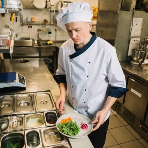 cuisinier dans cuisine restaurant