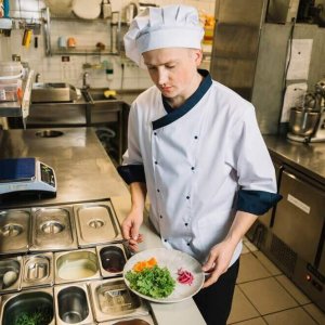cuisinier dans cuisine restaurant